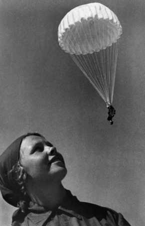 Abram Sterenberg.
Parachutist Nina Beliavskaya. 
1930s. 
Moscow House of Photography Museum Collection