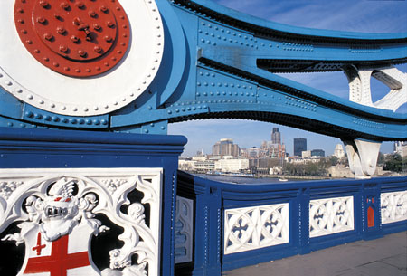 Alex Milovsky.
London. Tower Bridge. 
1997. 
Color photography, C-print hp DesignJet 5000
