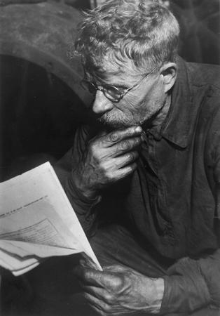 Георгий Петрусов.
Рабочий за чтением газет. 
около 1930 
Галерея Алекса Лахманна (Кельн)