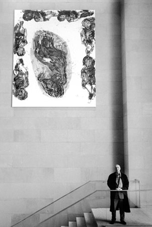 Йенс Либхен.
Георг Базелиц на фоне своей работы «Меланхолия Фридриха»