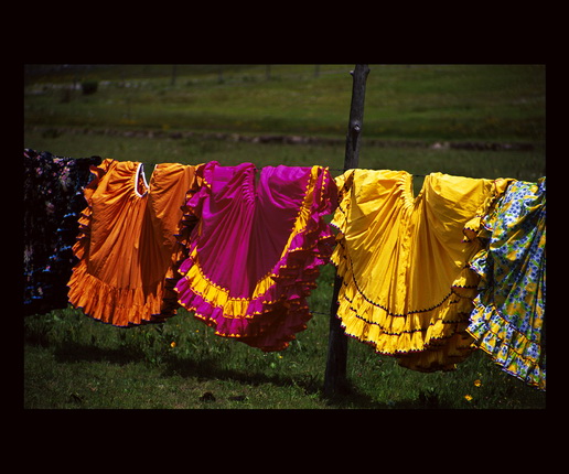 Dolores Dahlhaus.
Brightly-coloured costumes of the Rarámuri Indian women.
Mexico, 2010-2012.
Colour print.
Collection of the Mexican Secretariat of Foreign Affairs