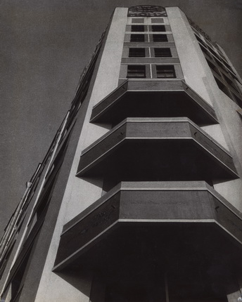 Alexander Rodchenko.
Mosselprom Building. 1926.
Vintage Print.
Collection of Moscow House of Photography Museum / Multimedia Art Museum Moscow.
© A. Rodchenko – V. Stepanova Archive.
© Moscow House of Photography Museum