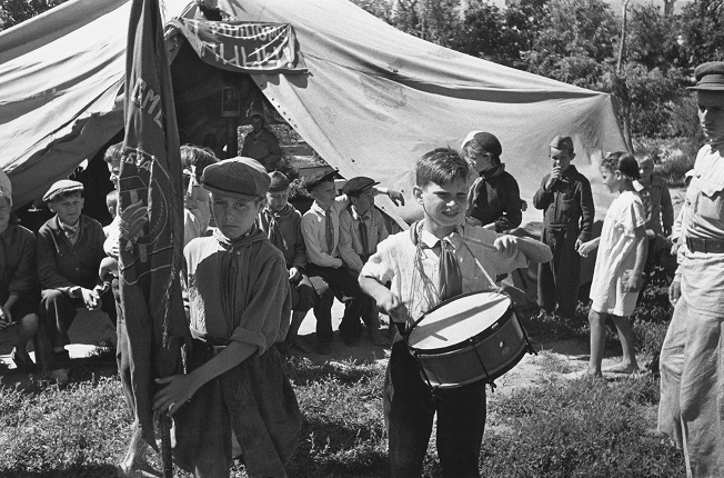 Yevgeny Umnov.
Pioneer camp in Stalingrad. June 17, 1944. MAMM collection