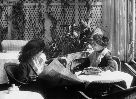 Неизвестный автор.
Дамы в кафе. Петроград. 
май 1917