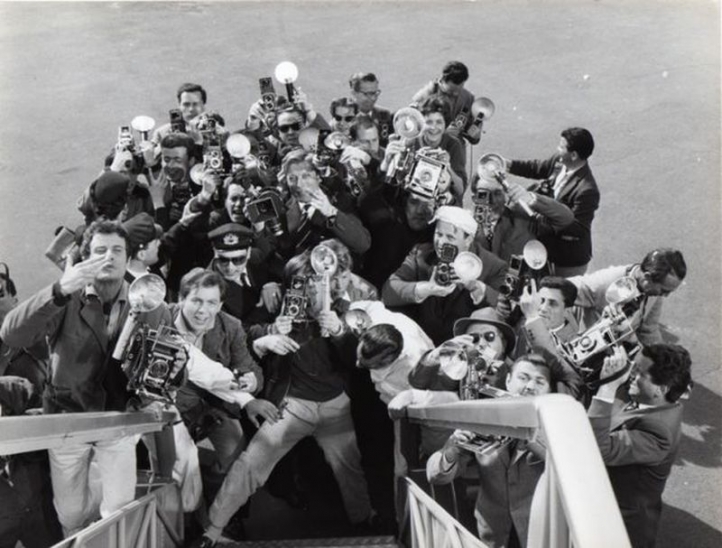 Репортеры встречают кинозвезду, «Сладкая жизнь», 1960. Фотография с киносъемки. Из коллекции Кристофа Шиферли, Цюрих. ©Droits réservés
