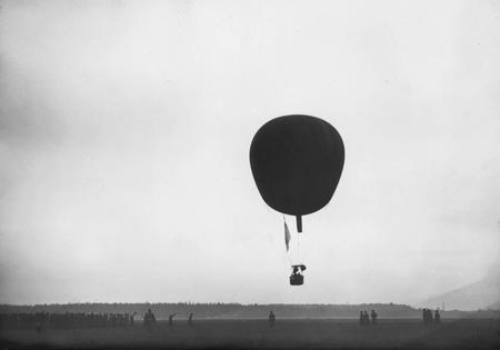 Karl Bulla.
Balloon of the All-Russia aeroclub in flight. In commandant's air station. Petersburg. 
1910-1912. 
Collection of the Central state archive film-photo-audio-documents, Saint-Petersburg