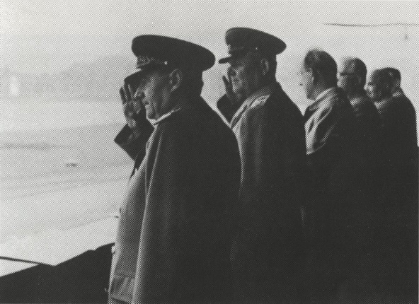 Военный парад в Праге 1951 г. На трибуне президент Готвальд и маршал Конев. У Конева непроизвольно оттопырен мизинец и прищурены глаза. Оригинальная версия снимка опубликована чешскими журналистами в 1968 г.