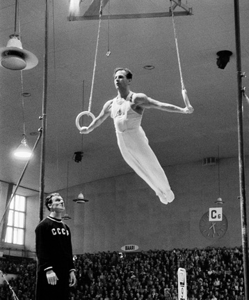 Anatoly Garanin.
Viktor Chukarin becomes the USSR’s first all-around Olympic champion. Apart from his gold for single and team events, he took first place in the pommel horse and vault competitions. Chukarin won silver for the parallel bars and rings. XV Summer Olympic Games. Helsinki, 1952.
RIA Novosti archive