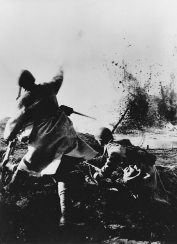 Dmitry Baltermants.
Close combat. Near Moscow. 1942.
Artist’s print.
Museum ‘Moscow House of Photography’