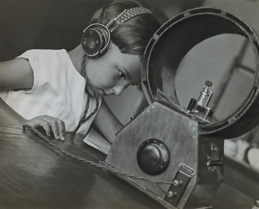 Alexander Rodchenko.
Radio-listener. 1929.
Vintage Print.
Collection of Moscow House of Photography Museum / Multimedia Art Museum Moscow.
© A. Rodchenko – V. Stepanova Archive.
© Moscow House of Photography Museum