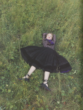Conte de la forêt/Forest Tale. Photo: Juergen Teller. Styliste: Venetia Scott. Coiffure et maquillage: Lucia Pieroni. «VOGUE» édition russe, Octobre 1998