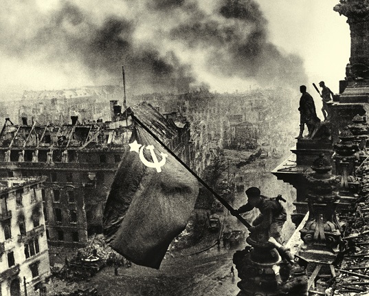 Yevgeny Khaldei.
Victory banner over the Reichstag.
Berlin, May 2, 1945
Collection of Multimedia Art Museum, Moscow