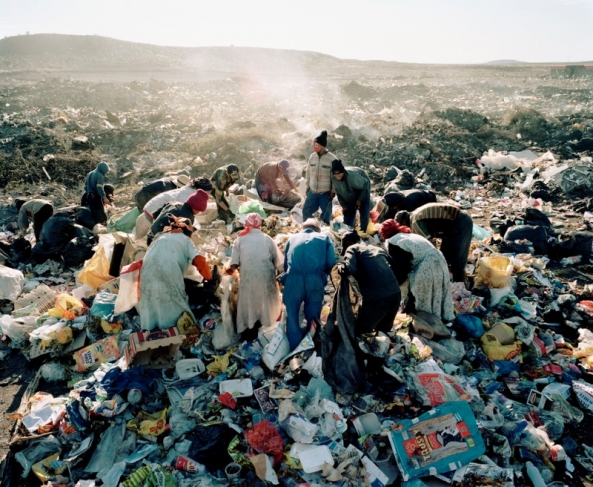 Mikhael Subotzky.
Residents, Vaalkoppies (Beaufort West Rubbish Dump), 2006.
Light Jet C print.
Courtesy of Mikhael Subotzky and Goodman Gallery, South Africa