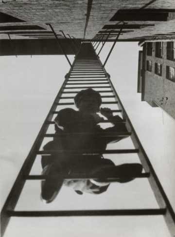 Alexander Rodchenko
Fire Escape (with a man). From the series “House in Miasnitskaya St”. 1925.
Collection of the Multimedia Art Museum, Moscow
© A. Rodchenko – V. Stepanova Archive / Multimedia Art Museum, Moscow