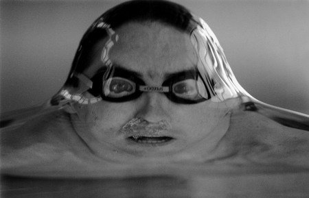 Тим Клейтон.	
Пловец. «Мальчик в пузыре». 
Натяжение воды над головой австралийского пловца Мэтта Данн. Премия World Press Photo в категории Спорт. 1994 
© Tim Clayton