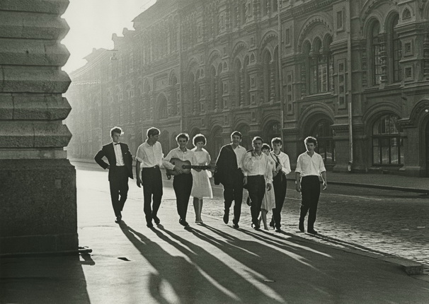 Victor Akhlomov.
L’aube. La jeunesse près du GUM. 1964.
Collection Multimedia Art Museum, Moscow