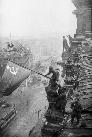 Evgeni Khaldey.
Red Flag over Reichstag. Berlin 
1945. 
Moscow House of Photography collection