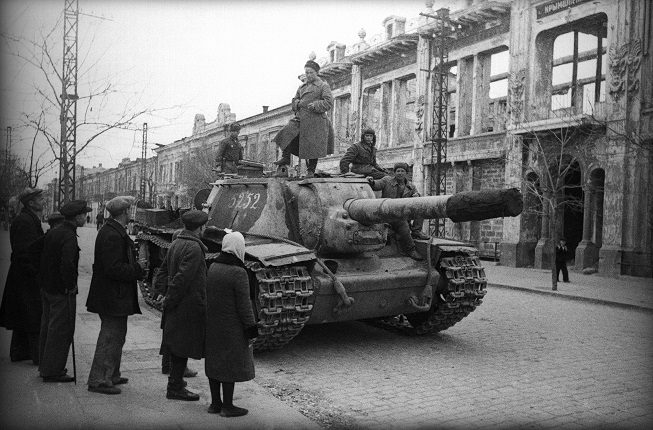 Евгений Халдей.
Советские танки в Симферополе,
13 апреля 1944.
Собрание МАММ