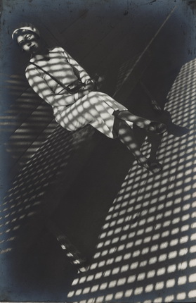 Alexander Rodchenko.
Girl with a Leica. 1934.
Artist print.
Collection of the Moscow House of Photography Museum.
© A. Rodchenko – V. Stepanova Archive.
© Moscow House of Photography Museum