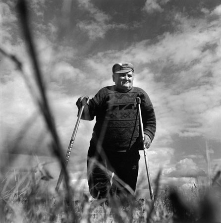 Robert Knoth.
Vafir Gusmanov, Muslumovo. 
2001. 
Vafir Gusmanov says that he enjoys being on nature, but he has not been able to work in a field or to hunt for a long time