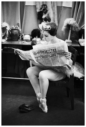 A ballerina reading Izvestia newspaper
Voronezh Opera and Ballet Theatre, 1984