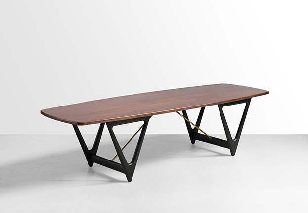 Kurt Østervig. Coffee table Surfboard, 1950s Factory: Jason Møbler. Teak wood, brass, black lacquer.
Courtesy of the Palisander Gallery