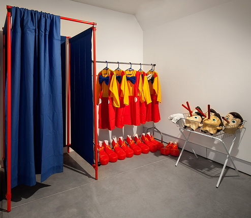 Paul McCarthy.
Pinocchio Pipenose Householddilemna (party pack), 1994.
Installation (10 costumes) and video. Installation view /Vue d’installation, Honey I Rearranged the collection, Petach Tikva Museum of Art, 2013. Photo Elad Sarig.
Courtesy l’artiste et galerie Air de Paris, Paris.
Collection Philippe Cohen