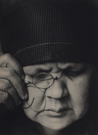 Alexander Rodchenko.
Portrait of Mother. 1924.
Vintage Print.
Collection of Moscow House of Photography Museum / Multimedia Art Museum Moscow.
© A. Rodchenko – V. Stepanova Archive.
© Moscow House of Photography Museum