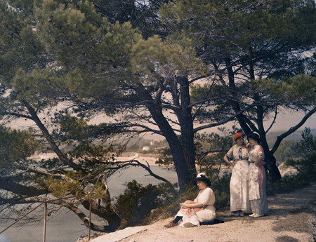 Lumiere.
Suzanne, Madeleine et Andree : les cousines Lumiere au Golfe des Lecques vers La Ciotat en. 
1910. 
© Institut Lumiere, Famille Lumiere