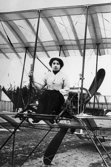Карл Булла
Лидия Зверева, первая русская летчица на самолете «Фарман IV». САНКТ-Петербург
1910