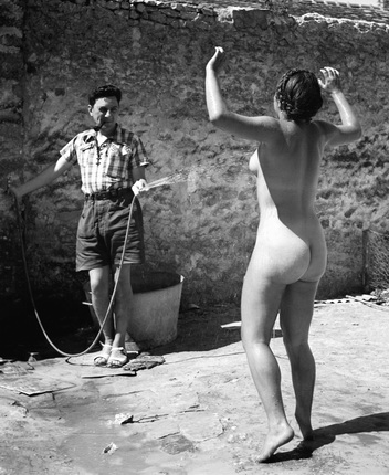 Pierre Jamet.
Dina nue arrosée. Auberge de jeunesse de Villeneuve-sur-Auvers (France), 1937.
© Collection Corinne Jamet