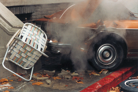Питер Линдберг.
Разбившийся автомобиль и перевернутый стул. 
ноябрь 1999. 
Итальянское издание Vogue, Лос-Анджелес, студия Paramount. 
Собрание автора