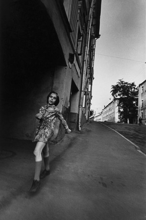 Yuriy Ribchinskiy.
Girl in a side street. Pechatnikov side street, Moscow. 
1985