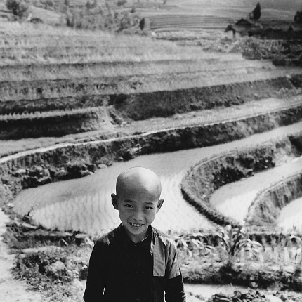 Аньес Варда. 
Ребенок на фоне рисовой плантации около Чунцина.
Китай, 1957. Из серии «Китай».
Предоставлено автором и галереей Натали Обадиа, Париж/Брюссель © Аньес Варда