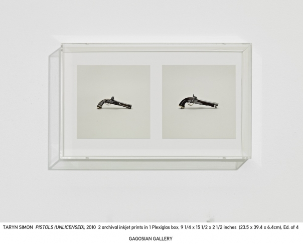 Тарин Саймон.
Пистолеты (без лицензии). 2010
© Taryn Simon. Courtesy Gagosian Gallery