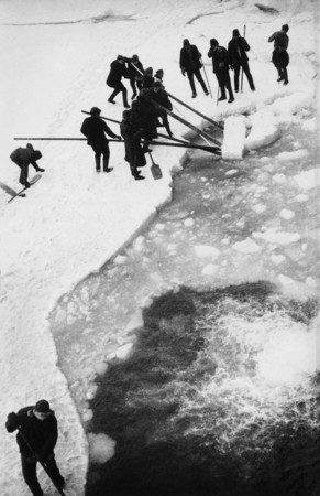 Vladislav Mikosha.
Cutting away ice around Smolensk steamer. 
1934. 
Collection of Jemma Firsova-Mikosha