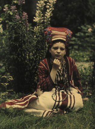Piotr Vedenisov.
Vera Kozakov in Folk Dress. 1914.
Digital print; original – autochrome.
Collection of the Museum «Moscow House of Photography»