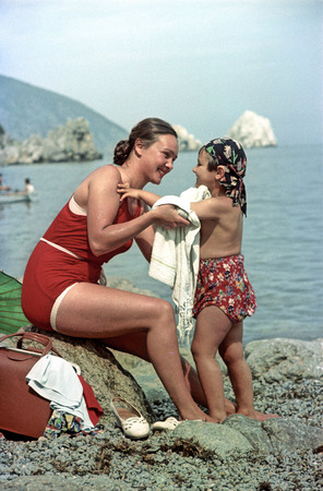 Isaak Tunkel.
Valentina Dragunskaya and her daughter Tatiana from Transbaikalia. The Crimea. 
1954. 
“Ogoniok” magazine archive