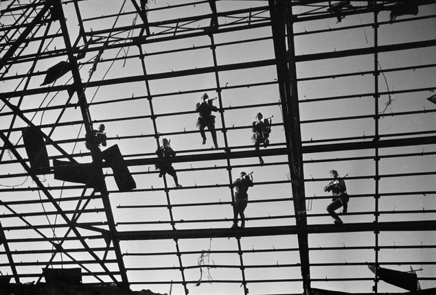 Arkady Shaikhet.
Combat on glass roof lathing of a factory assembly shop. Stalingrad, autumn 1942.
Family Archives