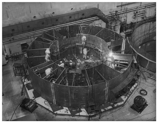 Центральный зал энергоблока № 3. Монтаж корпуса реактора БН-600. Белоярская АЭС.
1970-е