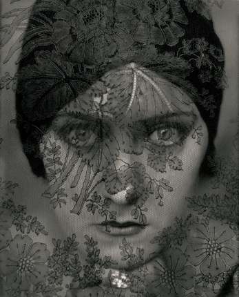 Edward Steichen.
Actress Gloria Swanson.
1924.
Courtesy Condé Nast Archive.
© 1924 Condé Nast Publications