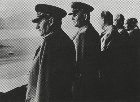 После ретуши: ретушеры стерли руки Готвальду и Коневу и приоткрыли глаза советскому маршалу
(Агентства «СТК» и «ТАСС», 1951 г.
