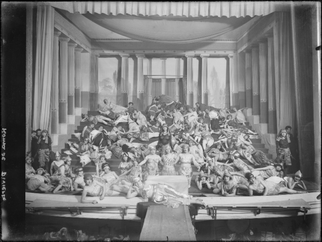 Представление пьесы «Рим разлекается» в театре Виктория. 1920-е годы. Мадрид.