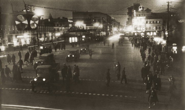 Eleazar Langman.
Evening on Tverskaya Street. 1935.
Author's silver gelatin print.
Private collection, Moscow
