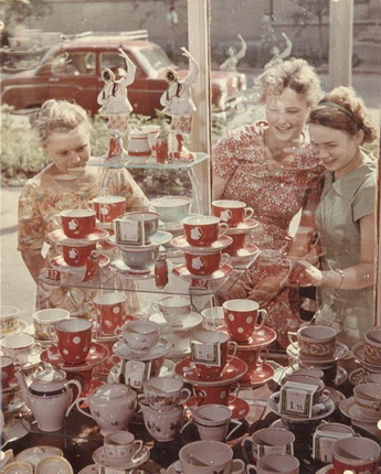 Robert Diament.
Before a Store Window.
1954.
MAMM/MDF
