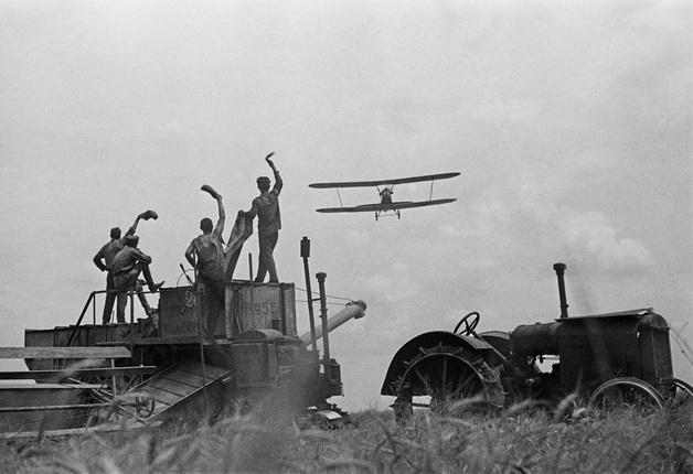 Arkadiy Shaikhet.
Tractor and plane. 1936.
Silver gelatin print