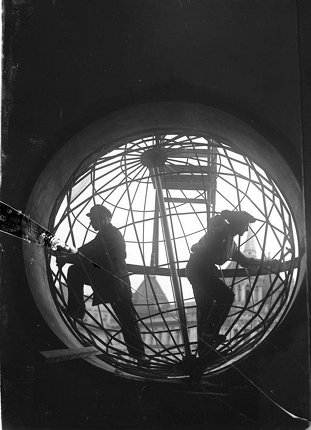 Arkady Shaikhet.
Assembling the globe on the Central Telegraph Office. Moscow, 1928.
Silver gelatin print.
MAMM collection