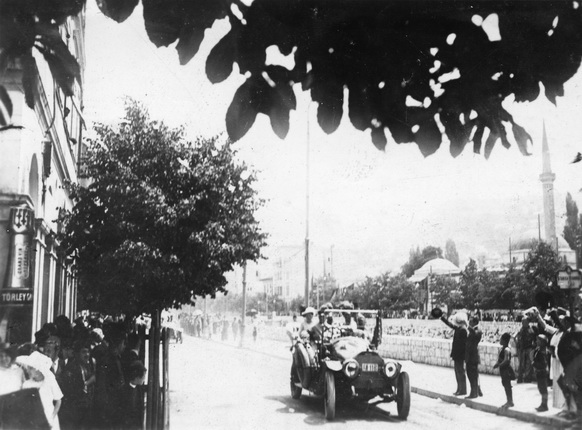 Unknown photographer.
Archduke Franz Ferdinand with his wife in the car driving along the Appel Quay shortly before the assassination.
28 June 1914.
Museum of Military History, Vienna
