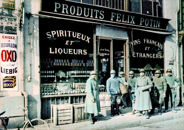 Paul Castelnau.
Russian soldiers outside a grocery shop, Place des Marchés, Reims, France, 11 March 1917.
Albert Kahn Museum, Archives of the Planet Collection