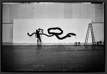Benjamin Katz. A.R.Penck painting “Quo vadis Germania?”. 1984. Museum Kunstрalast, Düsseldorf, Photographic Archive of Rhineland Artists (AFORK).© VG Bild-Kunst, Bonn 2011